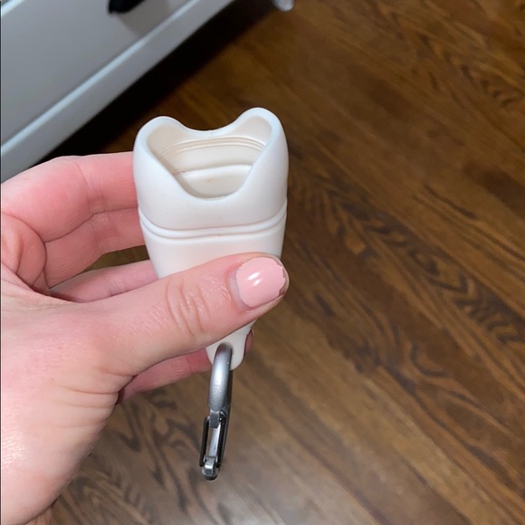 White AirPod case - Picture 3 of 4